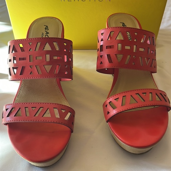 New Kenneth Cole Coral Platform Sandals - Picture 2 of 6